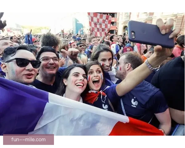 世界杯官方志愿者全新服装首次亮相引发热议